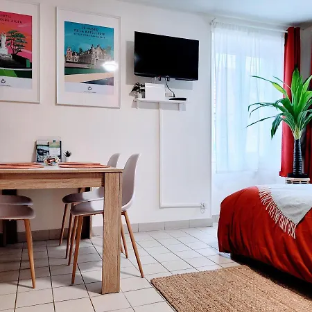 Cosy Proche Paris La Defense 콩프란스상테호노린느